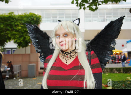 Cosplayeur pose à la Foire du livre à Francfort-sur-Main, Allemagne, 17 octobre 2009. Les cosplayeurs sont de grands fans de bandes dessinées et des dessins animés japonais et d'essayer d'imiter leurs héros de manga et animé par s'habiller comme eux-mêmes en costumes. Les cosplayeurs se réunissent régulièrement au soi-disant conventions, au Japon, manga festivals, Salon du livre et de photos. La plupart d'entre eux Banque D'Images