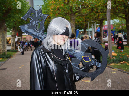 Cosplayeur pose à la Foire du livre à Francfort-sur-Main, Allemagne, 17 octobre 2009. Les cosplayeurs sont de grands fans de bandes dessinées et des dessins animés japonais et d'essayer d'imiter leurs héros de manga et animé par s'habiller comme eux-mêmes en costumes. Les cosplayeurs se réunissent régulièrement au soi-disant conventions, au Japon, manga festivals, Salon du livre et de photos. La plupart d'entre eux Banque D'Images