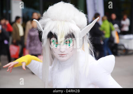 Cosplayeur pose à la Foire du livre à Francfort-sur-Main, Allemagne, 17 octobre 2009. Les cosplayeurs sont de grands fans de bandes dessinées et des dessins animés japonais et d'essayer d'imiter leurs héros de manga et animé par s'habiller comme eux-mêmes en costumes. Les cosplayeurs se réunissent régulièrement au soi-disant conventions, au Japon, manga festivals, Salon du livre et de photos. La plupart d'entre eux Banque D'Images