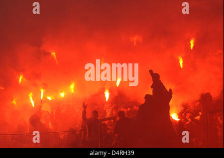 Les partisans d'incendie feux de Bengale d'Istanbul au cours de la phase de groupes de la Ligue des Champions match entre le club de Bundesliga VfL Wolfsburg et côté turc Besiktas Istanbul à Volkswagen-Arena à Wolfsburg, Allemagne, 21 octobre 2009. Le match se termine par un match nul. Photo : Peter Steffen Banque D'Images
