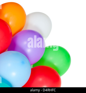 Ballons colorés dans le coin isolé sur fond blanc Banque D'Images