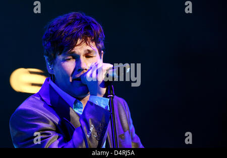 Morten Harket, chanteur du groupe norvégien a-ha, fonctionne à un concert du groupe ?s ?pied de la montagne ? La visite de Cologne, Allemagne, 27 octobre 2009. Photo : Oliver Berg Banque D'Images