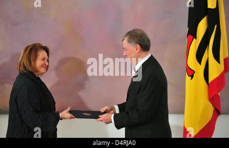 La ministre allemande de la Justice Sabine Leutheusser-Schnarrenberger reçoit le certificat de nomination du président allemand Horst Koehler au cours de la nomination des ministres au château de Bellevue à Berlin, Allemagne, 28 octobre 2008. Photo : Klaus-Dietmar Gabbert Banque D'Images