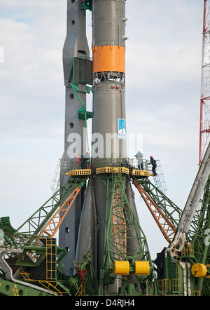 La fusée Soyouz de l’expédition 23 est déployée jusqu’à la rampe de lancement du cosmodrome de Baïkonour au Kazakhstan. L'équipage de l'expédition 23, comprenant des cosmonautes russes et des astronautes de la NASA, se prépare pour leur voyage vers la Station spatiale internationale. Banque D'Images