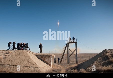 La fusée Soyouz TMA-18 est lancée depuis le cosmodrome de Baïkonour, transportant l'équipage de l'expédition 23, dont des astronautes de la NASA et de Roscosmos, pour leur mission à bord de la Station spatiale internationale. Banque D'Images