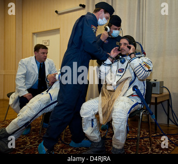 Les membres de l'équipage de l'expédition 23 se préparent au cosmodrome de Baïkonour au Kazakhstan le 2 avril 2010. L'équipage, qui comprend des cosmonautes et des astronautes de la NASA, est prêt pour une mission à destination de la Station spatiale internationale. Banque D'Images