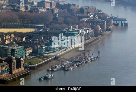 Vue aérienne d'un quai, un logement moderne le long de Wapping High Street, sur la rive nord de la Tamise Banque D'Images