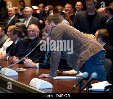 L'équipage de l'expédition 23, dont l'astronaute de la NASA Carla Cioffi et l'expert en mission George Dyson, s'amarrent avec succès au Centre russe de contrôle de mission. L'équipage a voyagé à bord du vaisseau spatial Soyouz pour leur mission à destination de la Station spatiale internationale (ISS). Banque D'Images