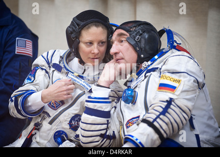 L’équipage de l’expédition 23, dont le cosmonaute russe Aleksandr Skvortsov, se prépare au lancement depuis le cosmodrome de Baïkonour au Kazakhstan. Cette mission fait partie des efforts continus visant à maintenir les opérations avec équipage à bord de la Station spatiale internationale. Banque D'Images