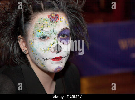 Femmes décorées de visages peints à Blackpool, Lancashire, Royaume-Uni . Maquettes, créateurs de maquillage et coiffeurs au concours de coiffure Hair & Beauty, finale nord-ouest, tenu à la salle de bal Empress, Winter Gardens, Blackpool. Banque D'Images