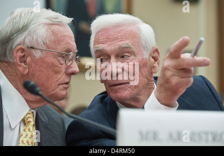 Une audience de la Chambre des représentants des États-Unis a discuté du programme de vols spatiaux habités de la NASA, des missions futures et de l’héritage d’Apollo 17. Parmi les conférenciers figuraient les astronautes Eugene Cernan et Neil Armstrong, qui se sont concentrés sur les politiques, l'exploration et la planification des initiatives spatiales à venir. Banque D'Images