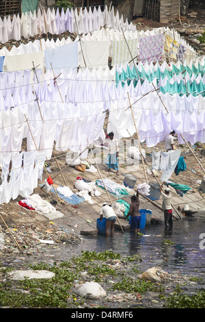 Blanchisserie de l'hôpital lavé à la rivière Buriganga polluées Banque D'Images