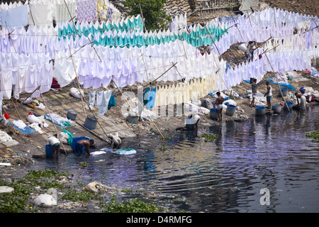 Blanchisserie de l'hôpital lavé à la rivière Buriganga polluées Banque D'Images