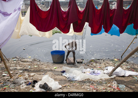 Blanchisserie lavés dans les eaux polluées de la rivière Buriganga Banque D'Images