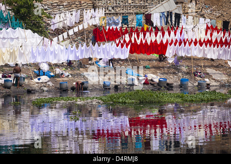 Blanchisserie de l'hôpital lavé à la rivière Buriganga polluées Banque D'Images