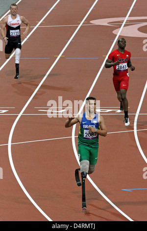 Alan Fonteles Cardoso Oliveira du Brésil dans la chaleur de la mens 200m T44 dans le stade olympique au Jeux Paralympiques de Londres 2012. Banque D'Images