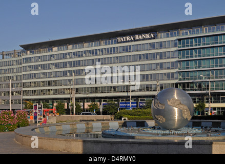 Banque Tatra et fontaine 'Terre - planète de la paix", Bratislava, Slovaquie Banque D'Images