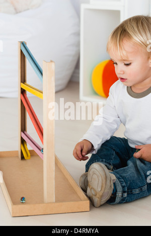 Bébé jouant avec en jeu de roulement Banque D'Images