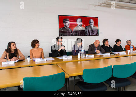 Paris, France. Group People, médecins-du-monde, ONG de la Ligue des droits de l'homme, Conférence sur la prostitution Chi-nese et l'opposition à l'actuelle loi sur la sollicitation passive à Paris. 'J. pignon' 'Tim Leister', 'D. Guinert' panel d'orateurs Banque D'Images