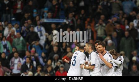 Les joueurs du Real Madrid célébrer après Karim Benzema (3L) a marqué le cinquième but de l'équipe au cours de la Primera Division espagnole match de football entre le Real Madrid et le RCD Majorque à Santiago Bernabeu à Madrid, Espagne, 16 mars 2013. Madrid a gagné 5-2. Photo : Fabian Stratenschulte/dpa Banque D'Images