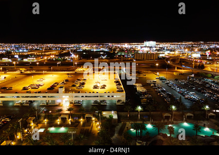 Vue arrière de l'espace rural Las Vegas de nuit vu de l'Excalibur avec terrains de stationnement et les piscines à l'avant Banque D'Images