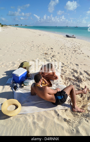 Couple jouant au backgammon sur la plage d'Anegada, îles Vierges britanniques. Banque D'Images