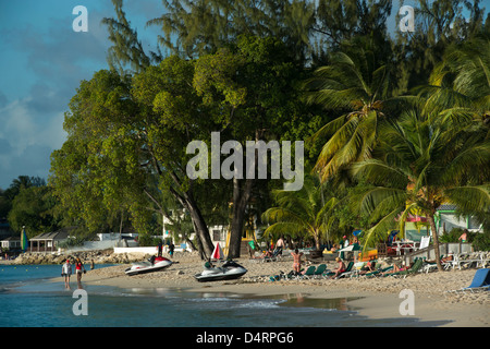 Une plage bordée de palmiers près de Holetown, paroisse de St James, Barbados, Caribbean Banque D'Images