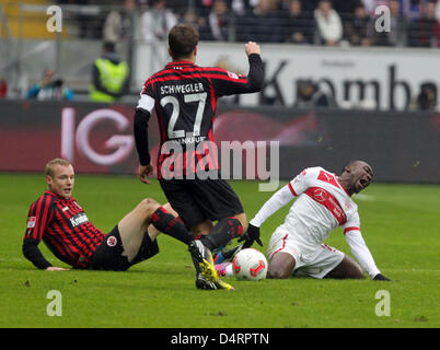 Francfort-sur-Main, Allemagne, 17 mars 2013. Frankfurt's Sebastian Rode (L) rivalise pour le bal avec Stuttgart, Arthur Boka (R) au cours de la Bundesliga match entre l'Eintracht Francfort et le VfB Stuttgart à la Commerzbank Arena de Francfort-sur-Main, Allemagne, 17 mars 2013. Photo : Frank Rumpenhorst/dpa/Alamy Live News Banque D'Images