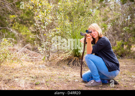 Jeune femme le tournage d'un fusil de chasse, armes à feu 19 femelles de race blanche, Texas, États-Unis Banque D'Images