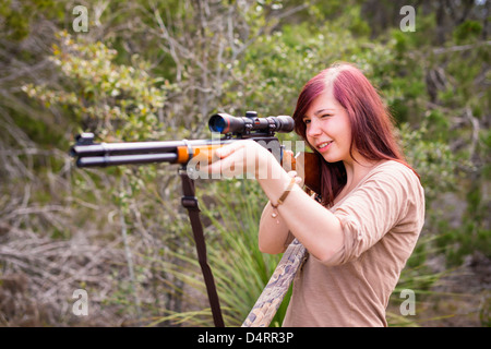 Jeune femme le tournage d'un fusil de chasse, armes à feu 19 femelles de race blanche, Texas, États-Unis Banque D'Images