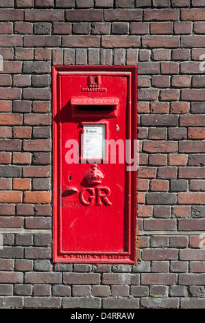 Un vieux GR Rouge géorgienne post box set dans un mur de brique à St Andrew's Street Cambridge UK Banque D'Images