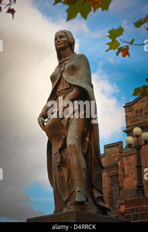 Le fondateur de Wolverhampton, Saxon Comtesse Lady Red House dans une statue près de l'église Saint Pierre dans la ville Banque D'Images