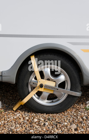 Une roue de fermeture ou wheelclamp ou verrou sur une roue de caravane Banque D'Images