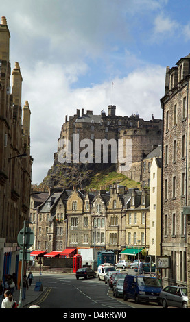 Dans l'architecture de la vieille ville grassmarket avec Château à l'arrière dans la lumière d'hiver Banque D'Images