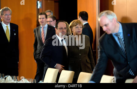 Berlin, Allemagne. 18 mars, 2013. La chancelière allemande Angela Merkel (C-R) et le président français François Hollande (C-L) arrivent pour un dîner avec les représentants de la Table ronde des industriels européens le 18 mars 2013 à la chancellerie à Berlin. Photo JOHANNES EISELE /AFP/Piscine/dpa/Alamy Live News Banque D'Images