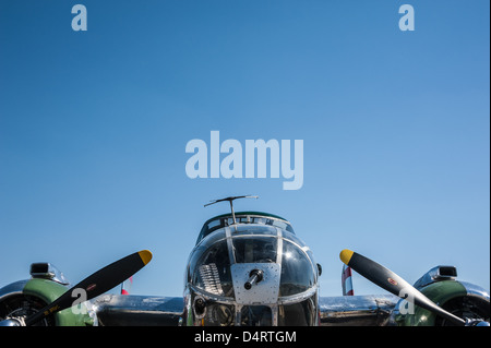 Une deuxième guerre mondiale B-25 Bomber situé sous un ciel bleu clair à Columbus, Géorgie, à la 2013 Thunder dans la vallée Air Show. Banque D'Images