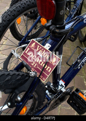 Une photographie d'une partie d'un vélo de location indiquant les location de véhicules. Banque D'Images
