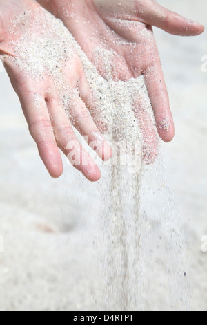 Les mains avec les Sables du Temps Banque D'Images