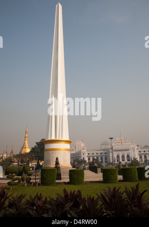 Le Monument de l'indépendance qui est situé dans le centre de Maha Bandoola Park à Yangon (Rangoon), le Myanmar. Banque D'Images