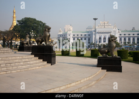 Le Monument de l'indépendance qui est situé dans le centre de Maha Bandoola Park à Yangon (Rangoon), le Myanmar. Banque D'Images