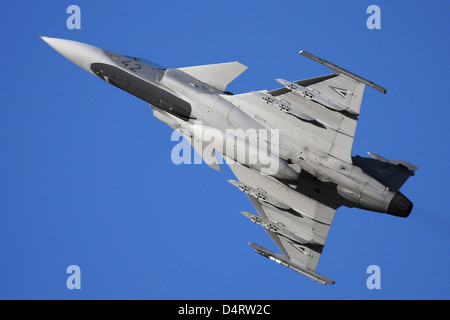 Force Aérienne Hongroise Saab Gripen JAS-39C avion de chasse en vol au dessus de Kecskemet, Hongrie. Banque D'Images