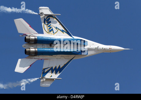 Vue de dessous un russe MiG-29OVT avions de voltige l'exécution sur la Bulgarie. Banque D'Images