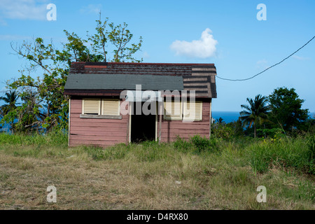 Aperçu de petite vieille maison de bois près de Bathsheba, Barbados, Caribbean Banque D'Images