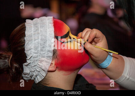 Femmes décorées de visages peints à Blackpool, Lancashire, Royaume-Uni . Maquettes, créateurs de maquillage et coiffeurs au concours de coiffure Hair & Beauty, finale nord-ouest, tenu à la salle de bal Empress, Winter Gardens, Blackpool. Banque D'Images