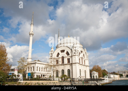 Istanbul est la plus grande ville de Turquie, constituant la situation économique, culturelle et coeur historique. Mosquée de Dolmabahçe Banque D'Images