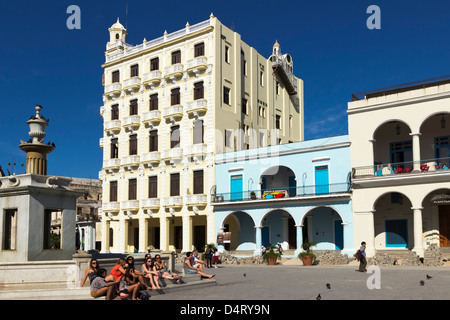 Les bâtiments coloniaux restaurés dans la Plaza de Vieja Cuba La Havane Banque D'Images