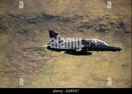 Un avion d'entraînement Hawk T2 appareils de la Royal Air Force à basse altitude sur le Nord du Pays de Galles Banque D'Images