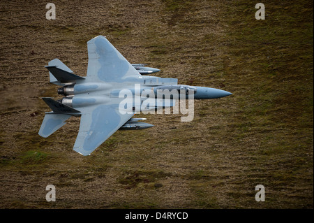 F-15E Strike Eagle à basse altitude sur le Nord du Pays de Galles, Royaume-Uni. Banque D'Images