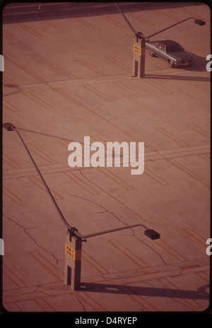 Une photographie des années 1970 de places de stationnement vides à l'aéroport Logan, Boston, montrant le terrain déserté de l'aéroport avec des ombres et des lampadaires, capturée par Michael Philip Manheim pour le projet DOCUMERICA. Banque D'Images