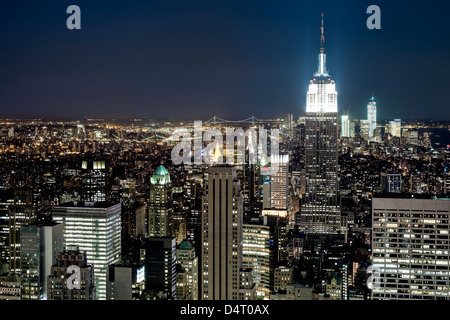 New York Manhattan skyline at night vue du Rockefeller Center. Voir l'Empire State Building. Banque D'Images